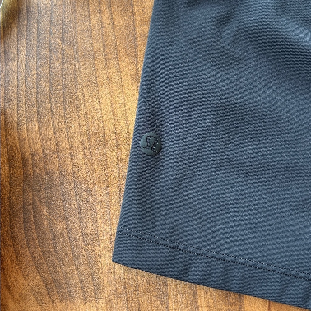 Lululemon On the Fly Mid-Rise Short 2.5” - Picture 4 of 7